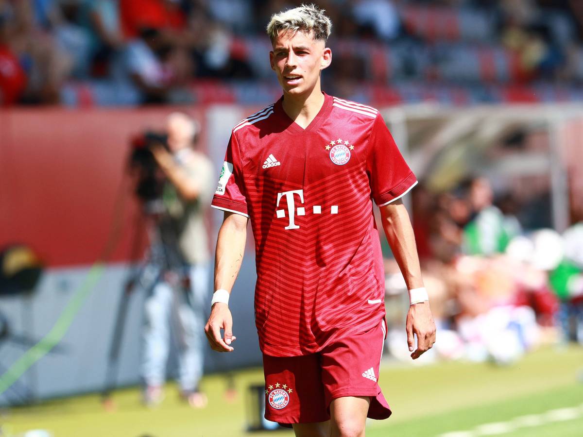 Nick Salihamidzic schaut auf das Spielgeschehen.
