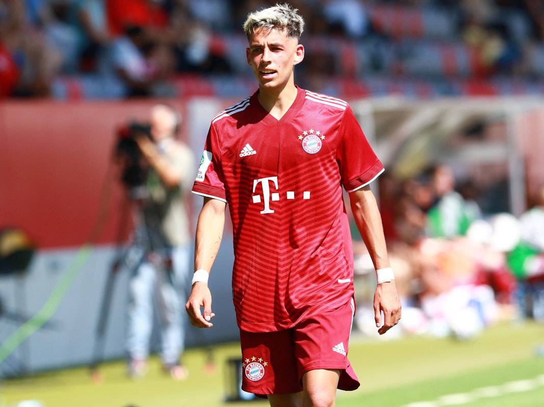 Nick Salihamidzic schaut auf das Spielgeschehen.