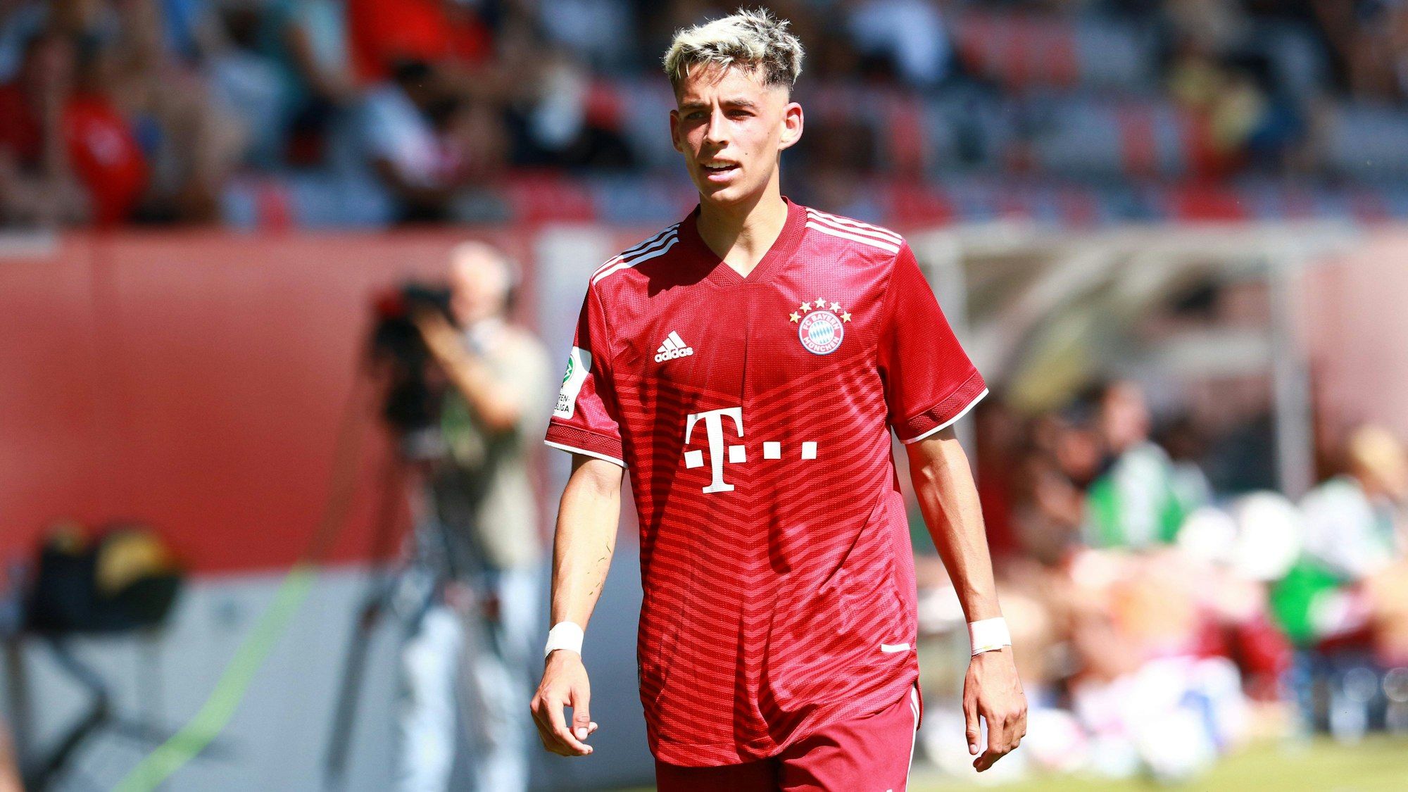 Nick Salihamidzic schaut auf das Spielgeschehen.