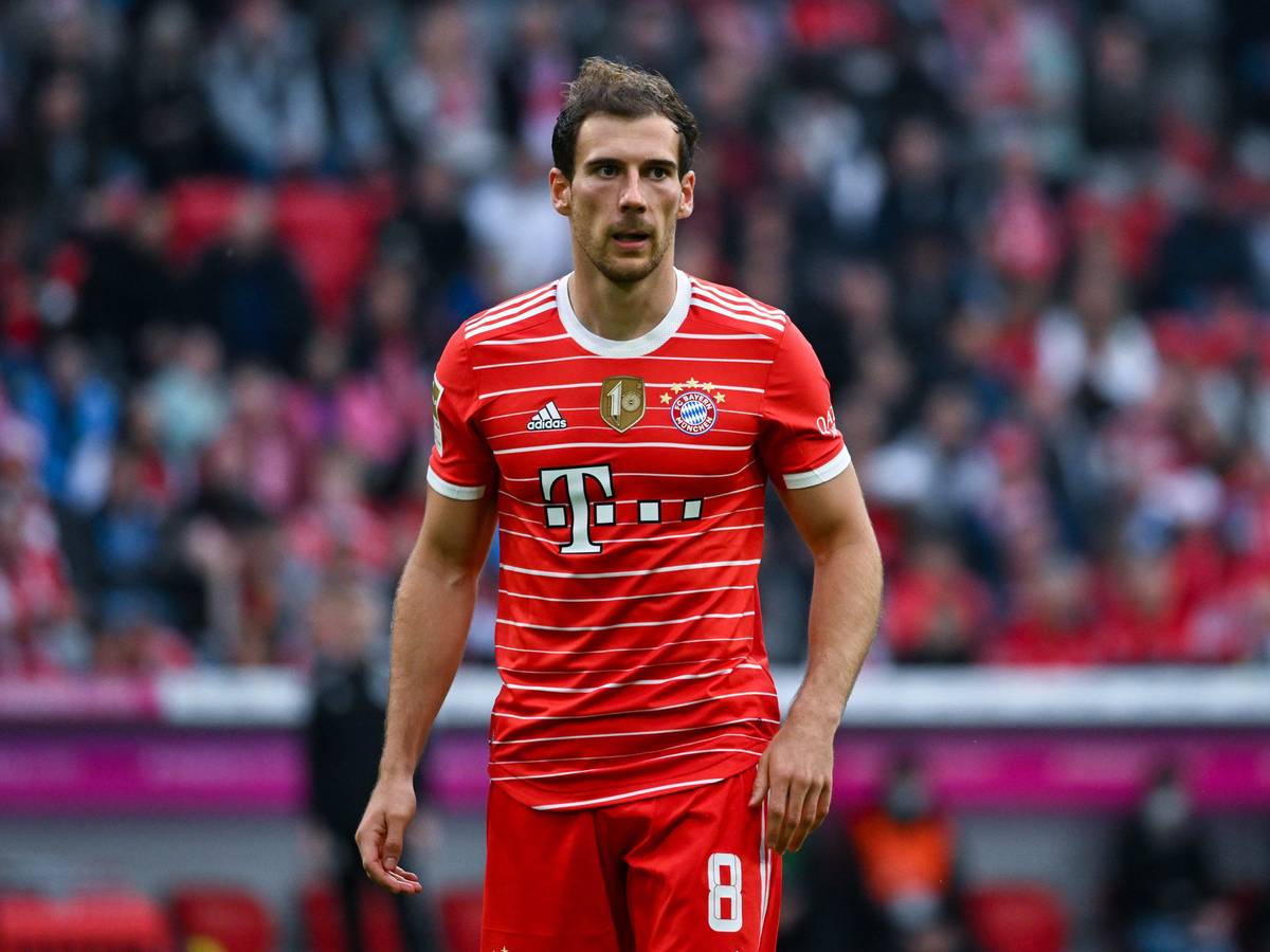 Leon Goretzka schaut auf das Spielgeschehen.