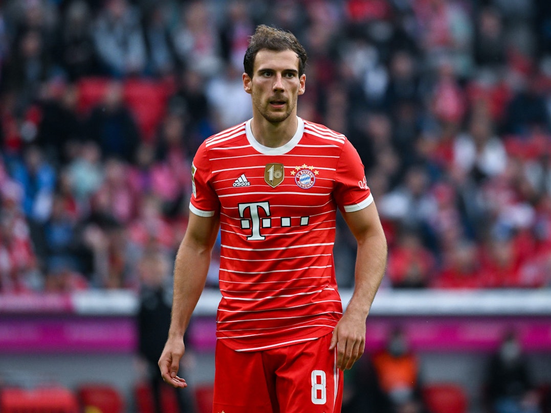 Leon Goretzka schaut auf das Spielgeschehen.
