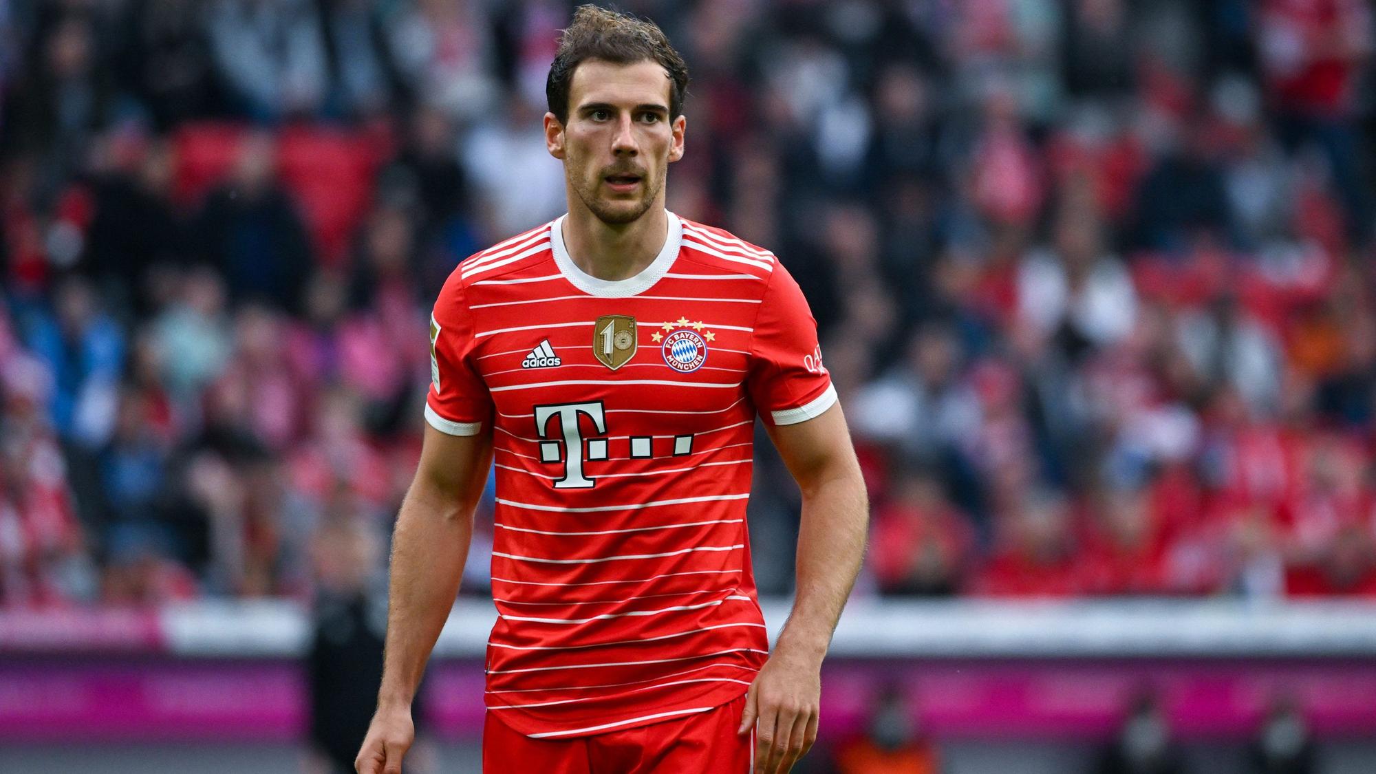 Leon Goretzka schaut auf das Spielgeschehen.