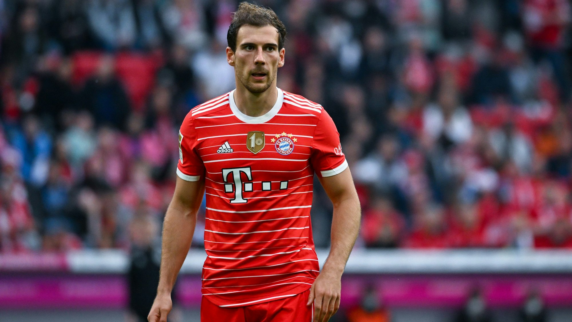 Leon Goretzka schaut auf das Spielgeschehen.