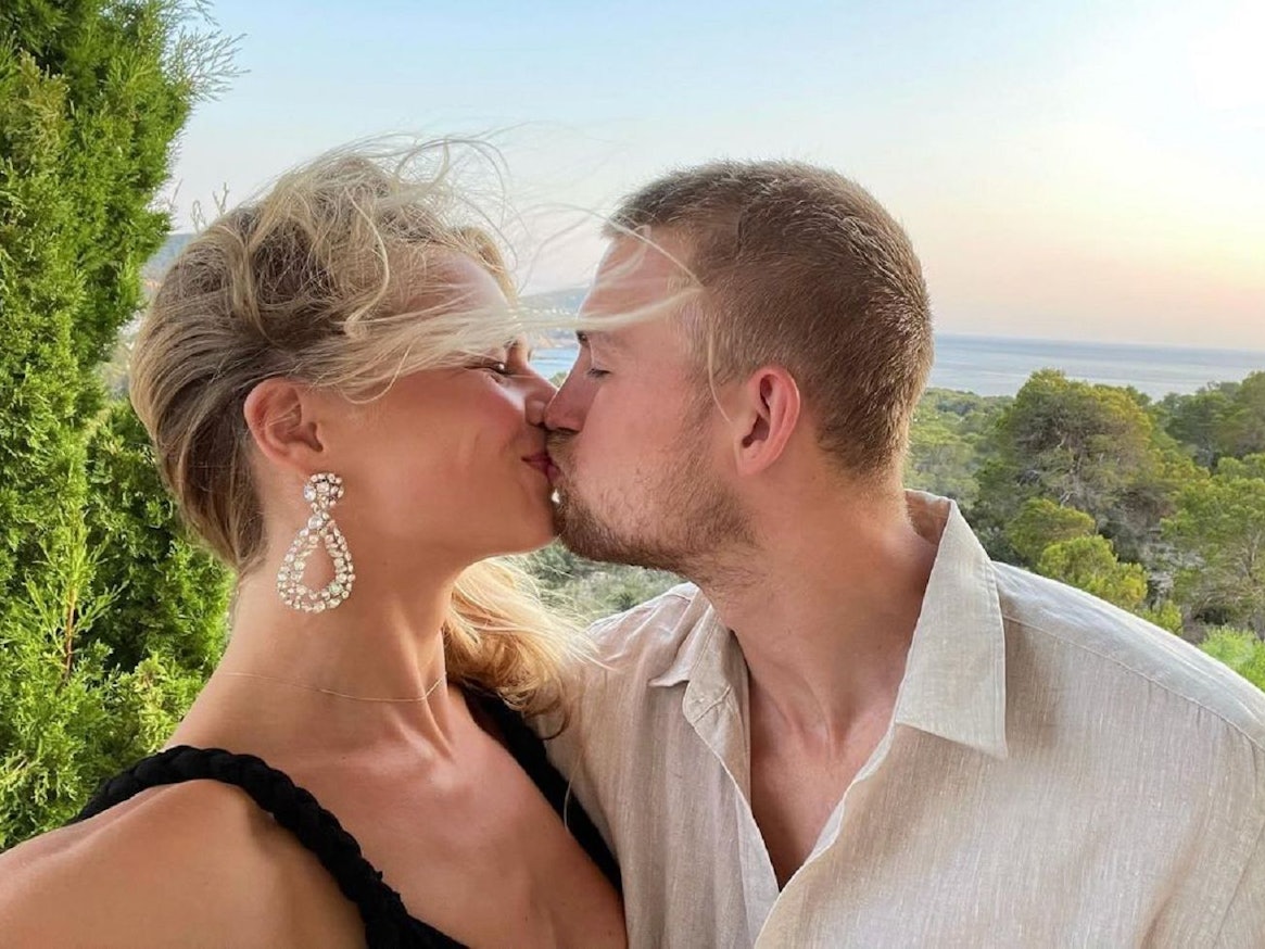 Matthijs de Ligt und Annekee Molenaar küssen sich.