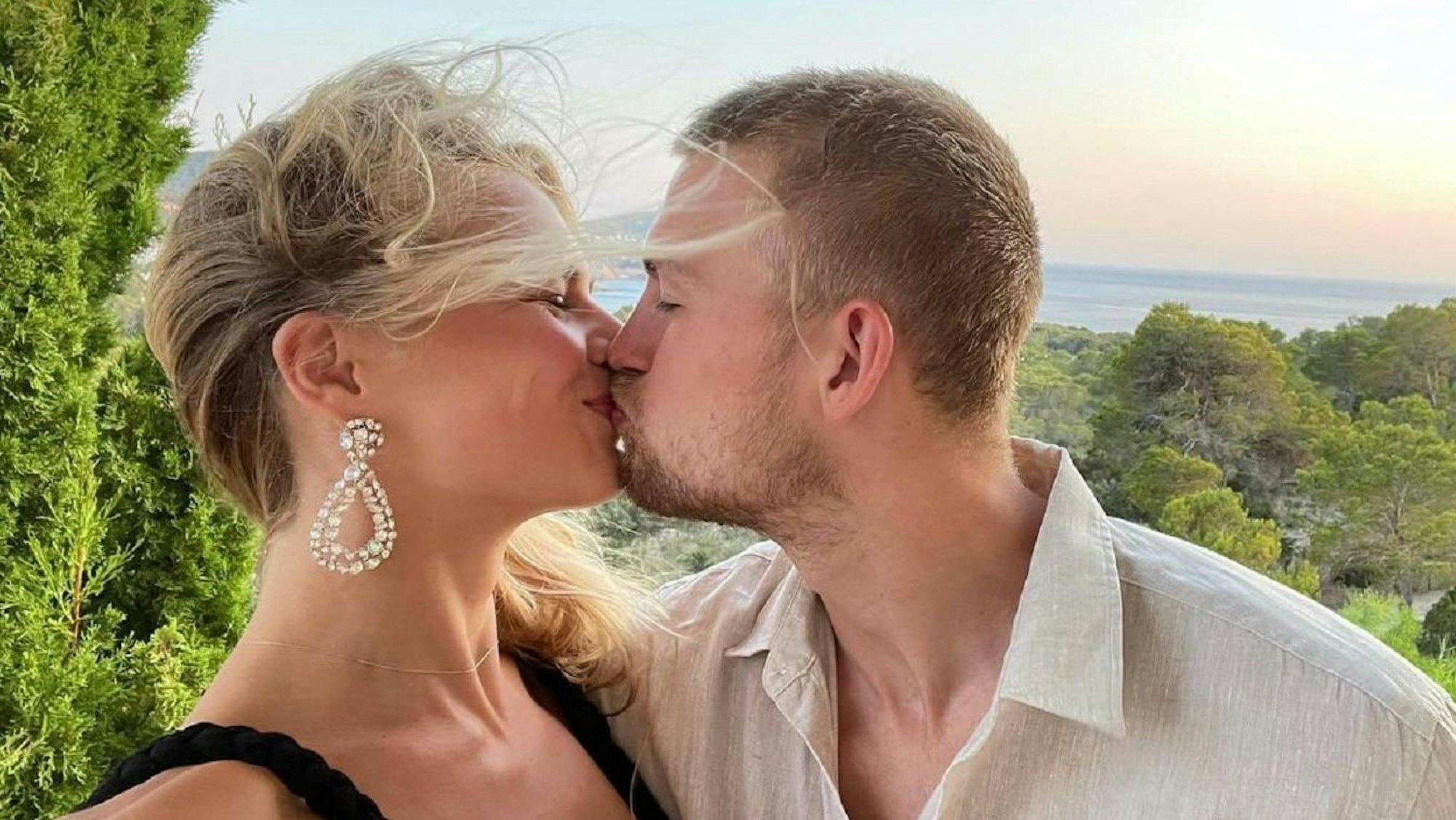Matthijs de Ligt und Annekee Molenaar küssen sich.
