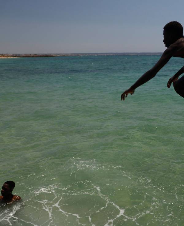 Ein Junge springt während der Hitzewelle am Strand Can Pere Antoni ins Meer.