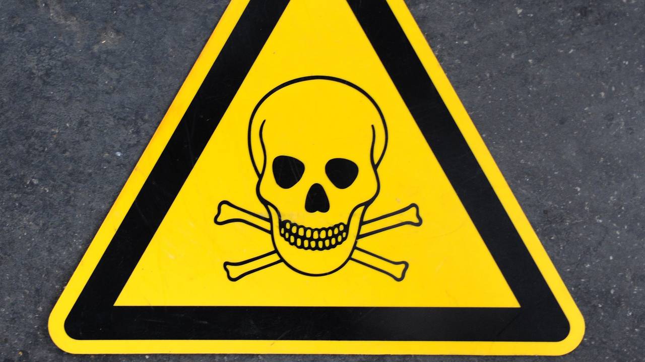 Eine Warntafel mit Totenkopf, die vor Gift warnt