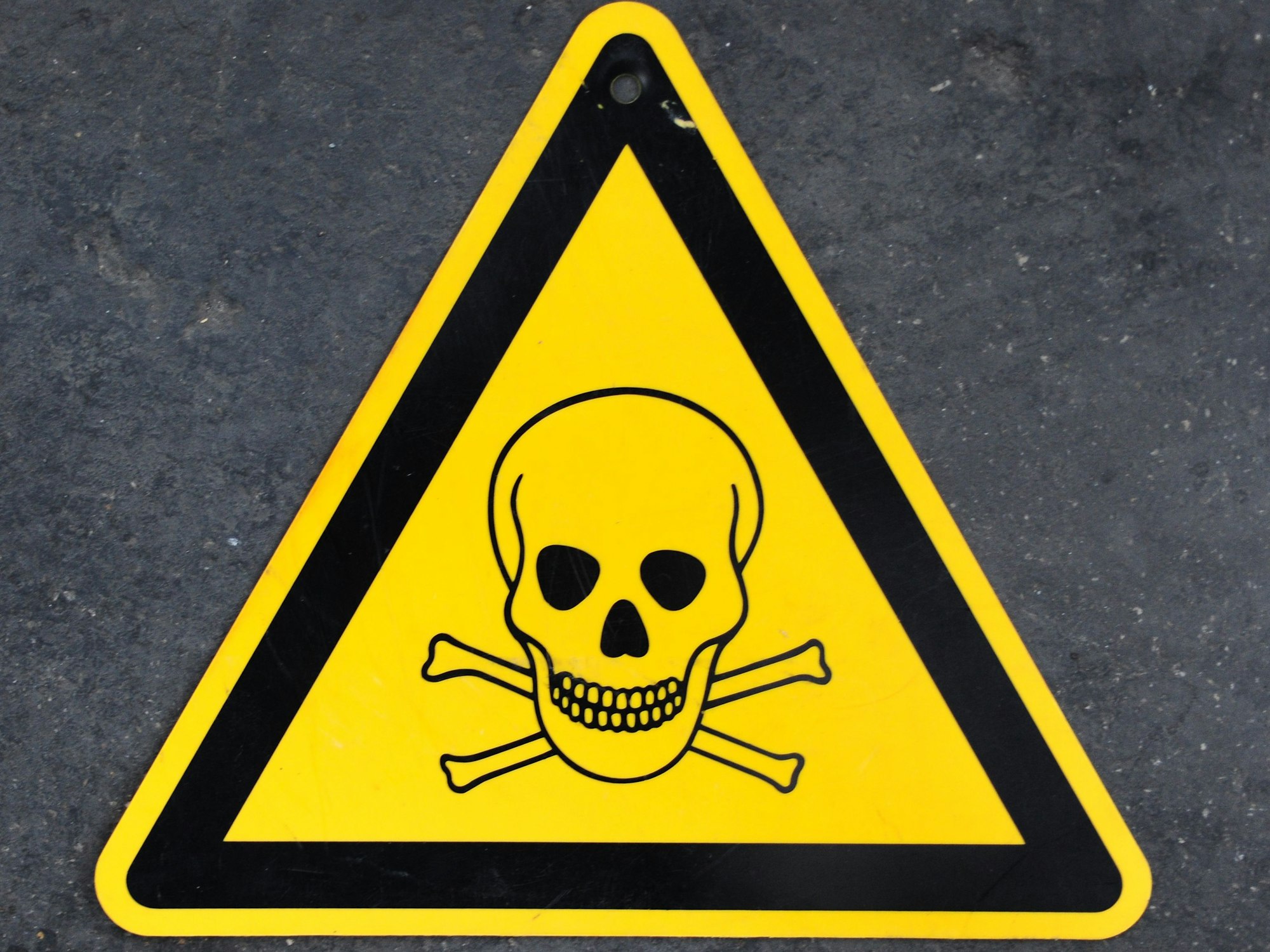 Dieses Symbolbild zeigt ein Schild mit Totenkopf mit gekreuzten Knochen. Dieses ist das traditionelle Piktogramm für Gift