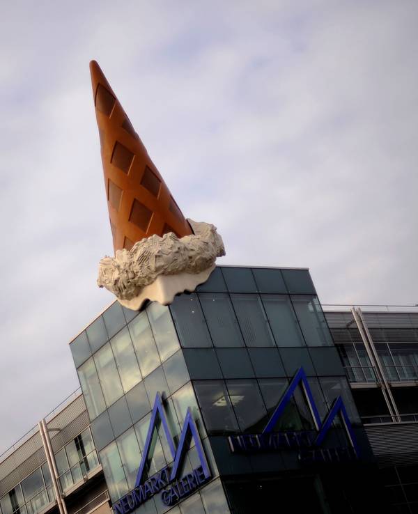 Die überdimensionale Eistüte des schwedisch-amerikanischen Pop Art-Künstlers Claes Oldenburg, aufgenommen am 13.12.2012 auf der Neumarkt-Galerie in Köln-