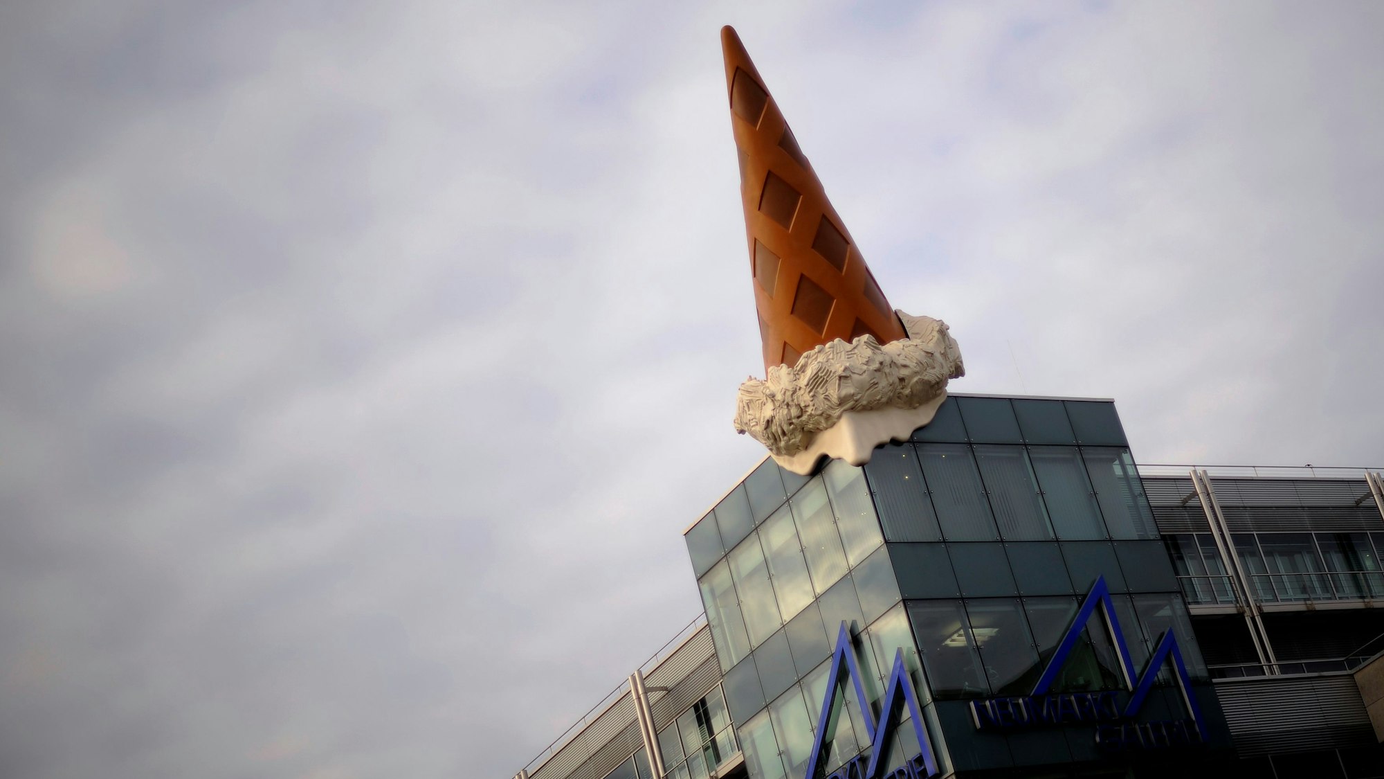 Die überdimensionale Eistüte des schwedisch-amerikanischen Pop Art-Künstlers Claes Oldenburg, aufgenommen am 13.12.2012 auf der Neumarkt-Galerie in Köln-