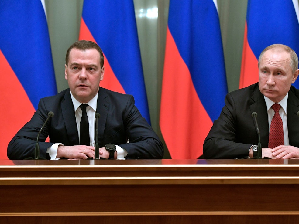 Wladimir Putin (r), Präsident von Russland, und Dmitri Medwedew, Ministerpräsident von Russland, sprechen bei einer Kabinettssitzung.