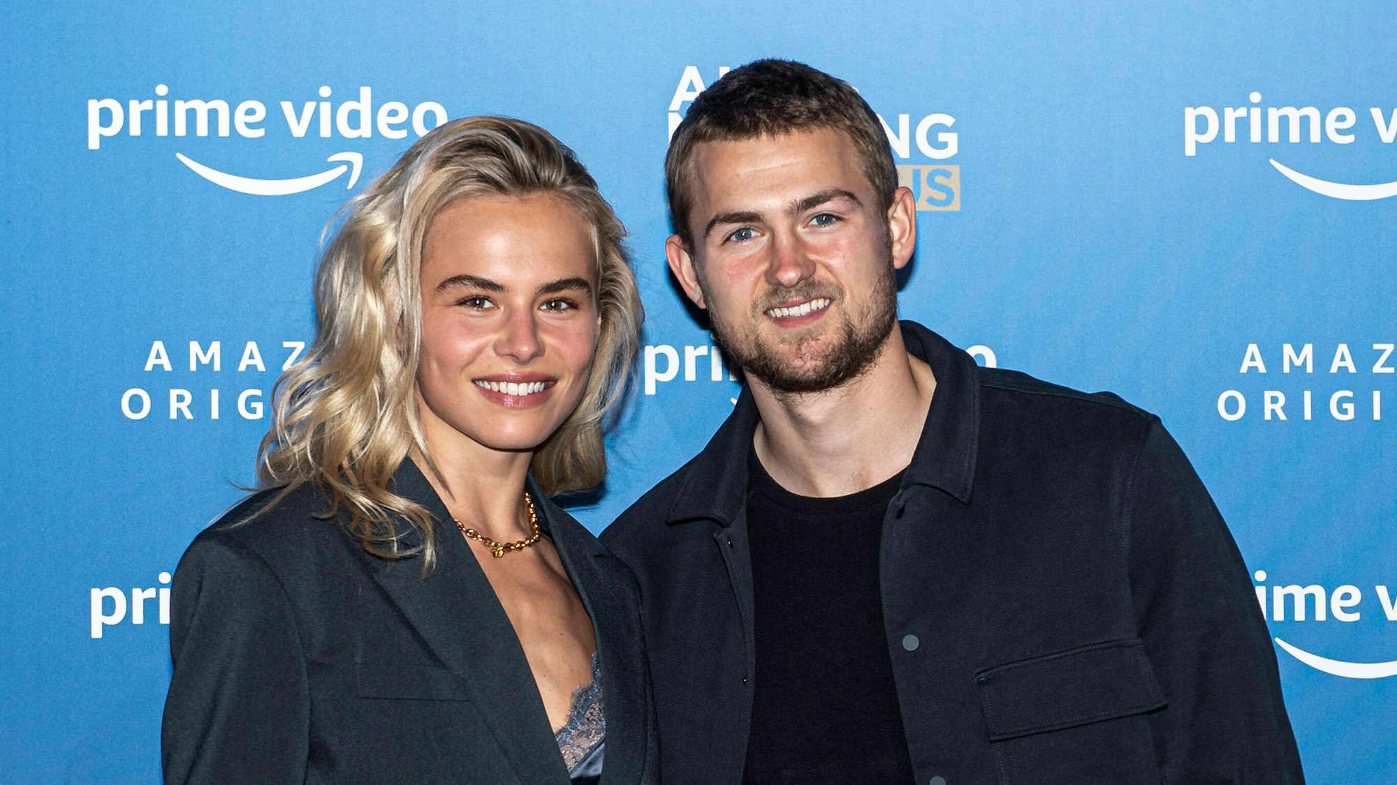 Annekee Molenaar und Matthijs de Ligt lächeln in die Kamera.