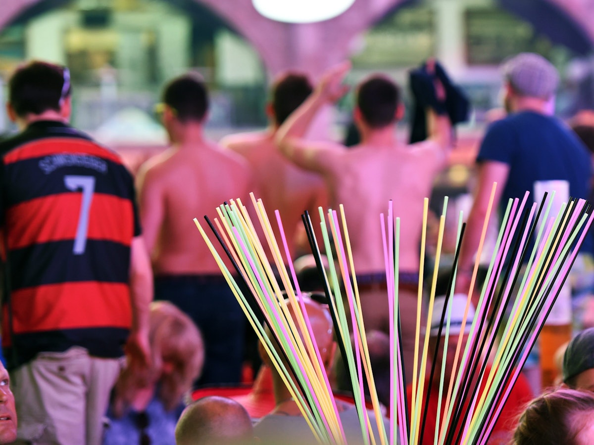Zahlreiche Gäste feiern in der Partylocation Megapark an der Playa de Palma