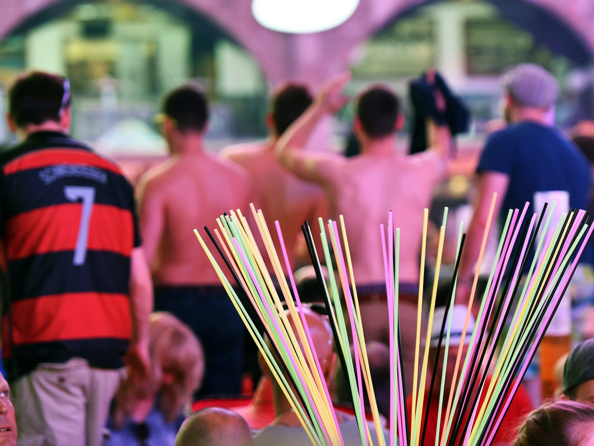 Zahlreiche Gäste feiern in der Partylocation Megapark an der Playa de Palma