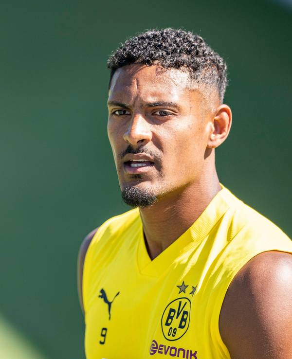 Sebastien Haller kommt aus dem Fitnesszelt.