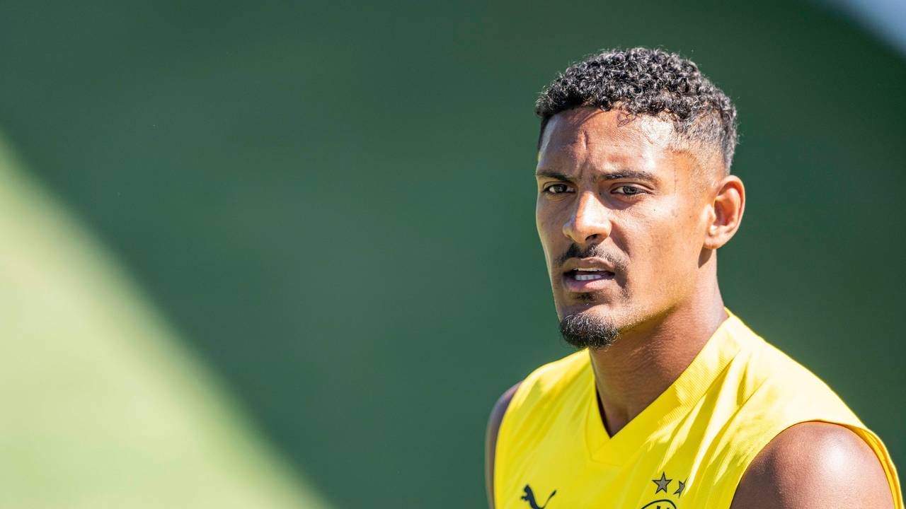 Sebastien Haller kommt aus dem Fitnesszelt.