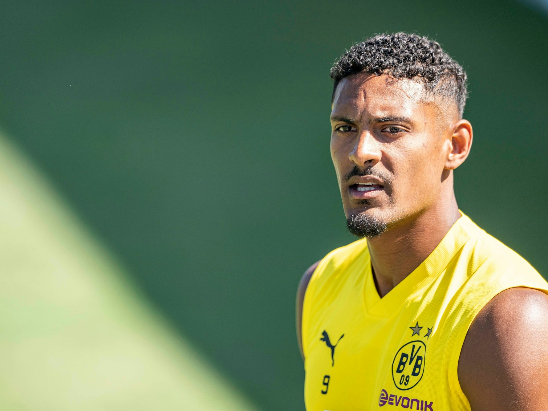 Sebastien Haller kommt aus dem Fitnesszelt.