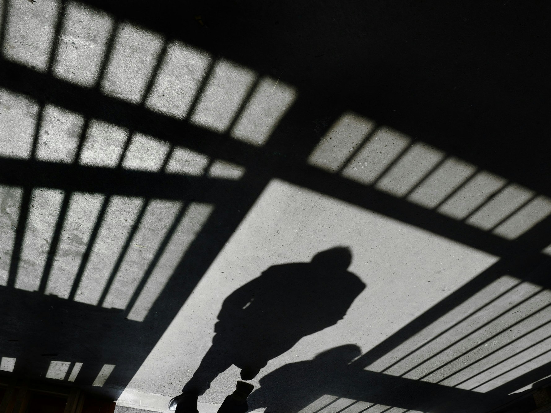 Der Schatten eines Mannes ist in der Justizvollzugsanstalt in Ravensburg (Baden-Württemberg) in einer Tür zu sehen, wie dieses Symbolfoto aus dem Jahr 2013 zeigt.