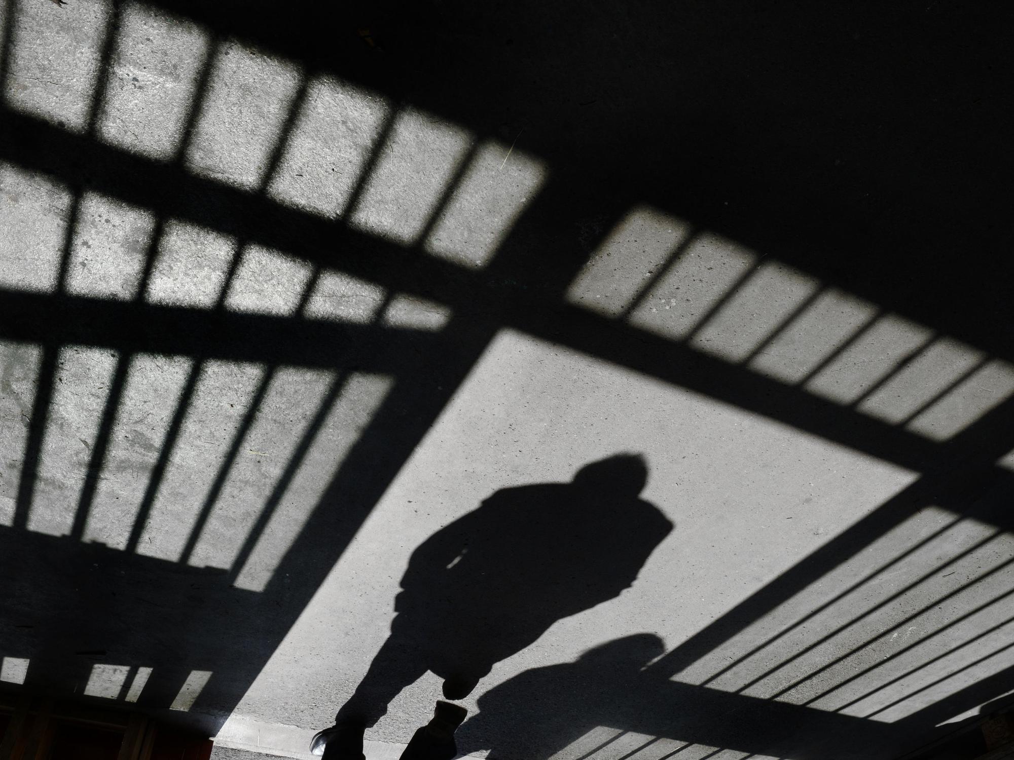 Der Schatten eines Mannes ist in der Justizvollzugsanstalt in Ravensburg (Baden-Württemberg) in einer Tür zu sehen, wie dieses Symbolfoto aus dem Jahr 2013 zeigt.
