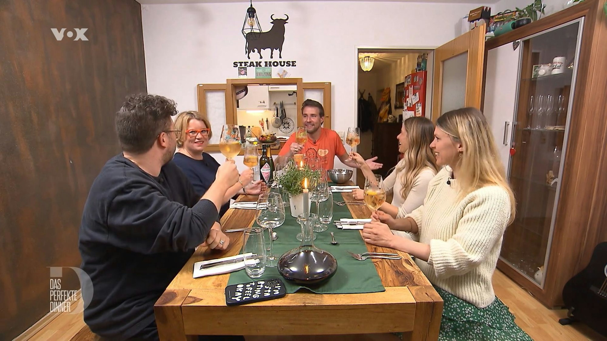 „Das perfekte Dinner“ Michi: Schon beim Aperitif ist die Stimmung locker und gelöst, von links: Philipp, Ina, Gastgeber Michael, Cheryl und Jessi.