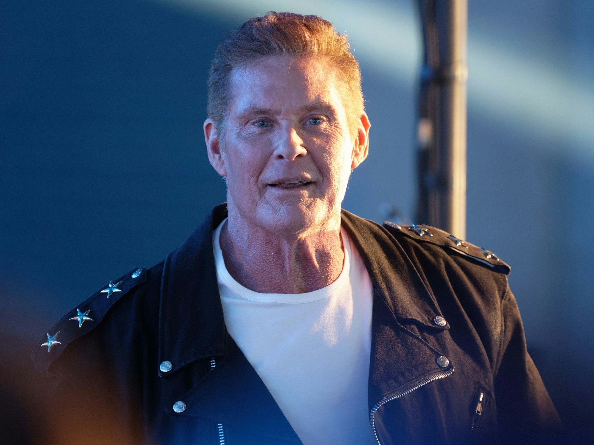 David Hasselhoff, US-Schauspieler und Sänger, steht im August 2021 bei der Auftaktsendung der Sat.1-Fernsehshow „Promi Big Brother 2021“ im Studio.