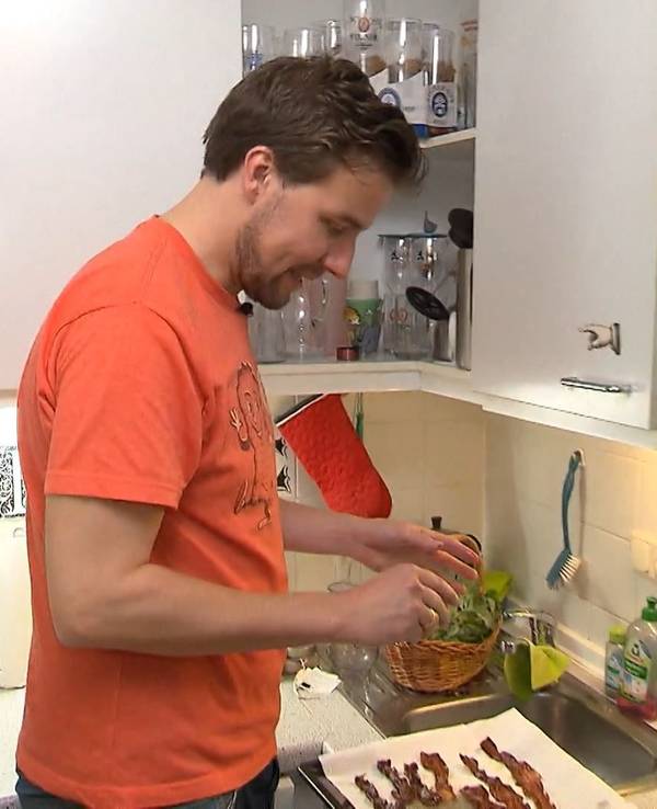„Das perfekte Dinner“ Michi: Ob der Bacon im Dessert eine gute Idee war, erfährt er erst bei der Bewertung.