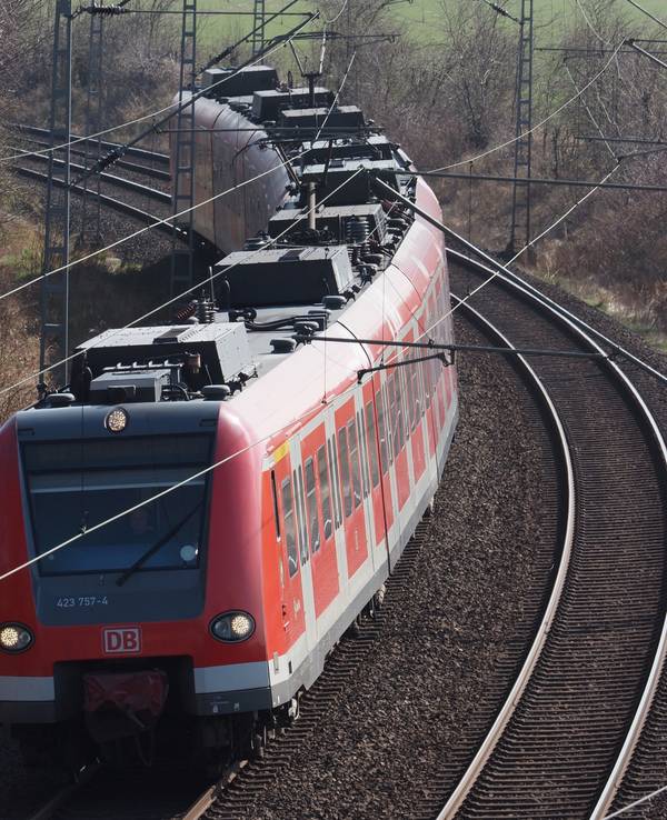 Eine S-Bahn fährt auf einem Gleis in Köln.