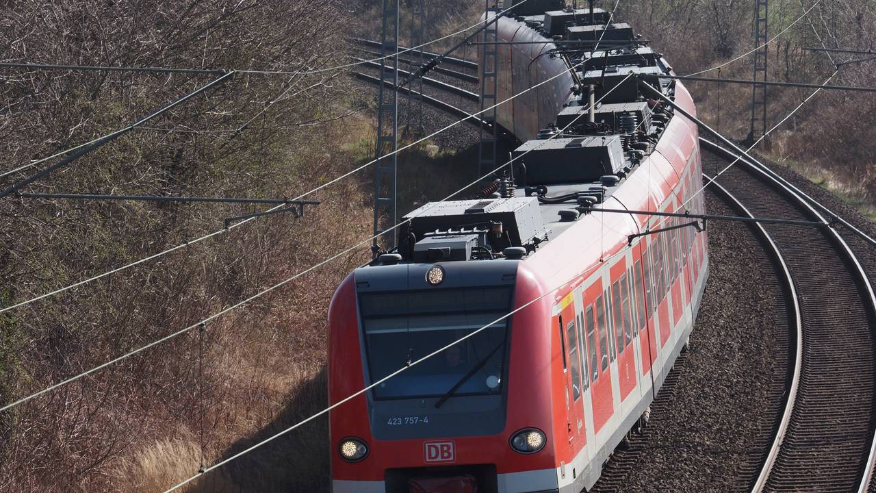 Eine S-Bahn fährt auf einem Gleis in Köln.