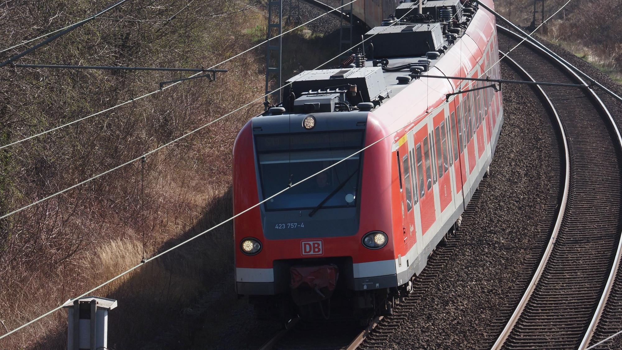 Eine S-Bahn fährt auf einem Gleis in Köln.