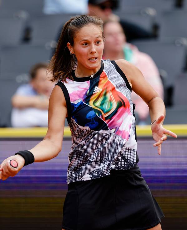 Darja Kassatkina returniert einen Ball