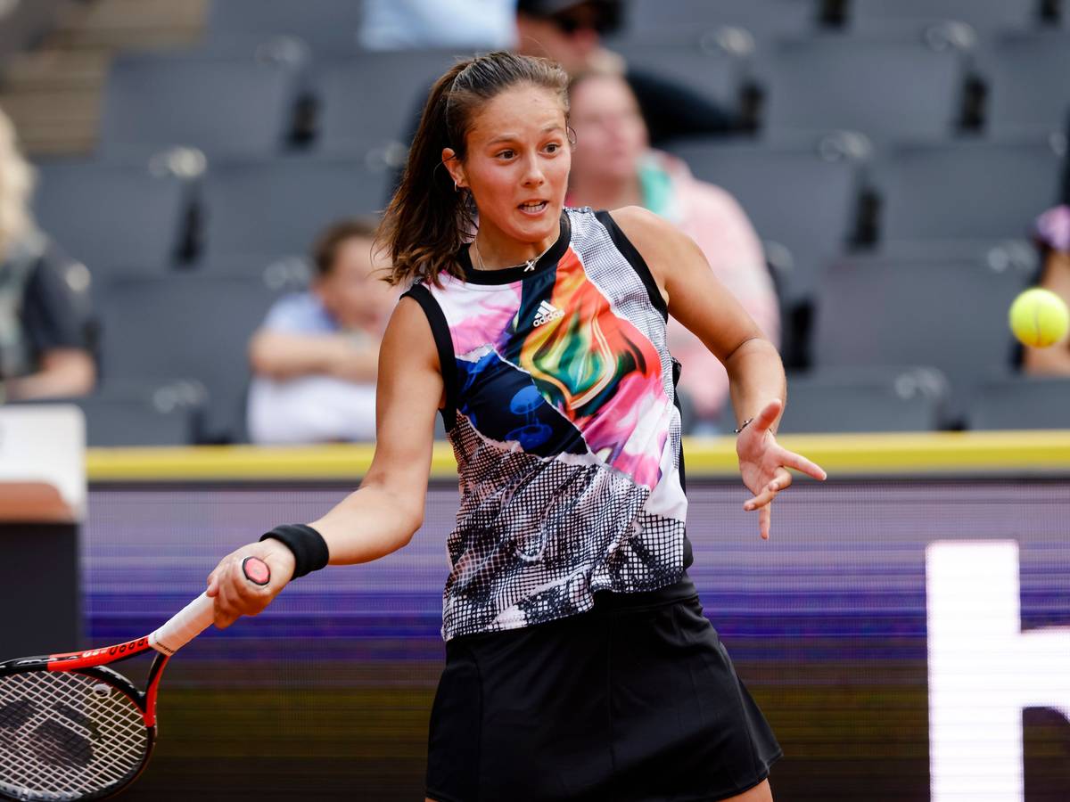 Darja Kassatkina returniert einen Ball