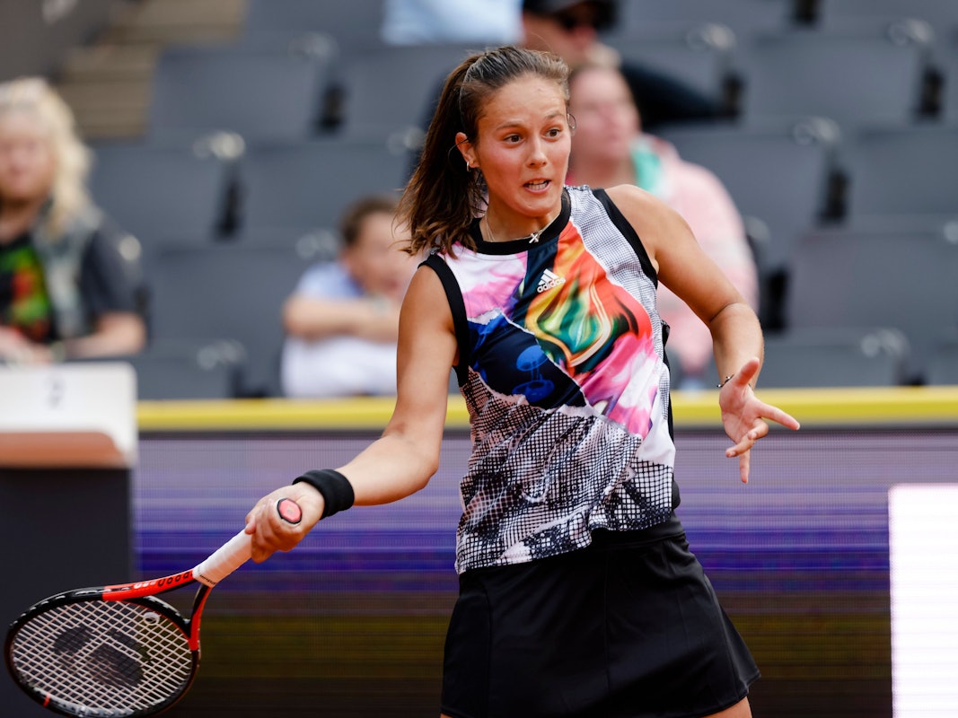 Darja Kassatkina returniert einen Ball