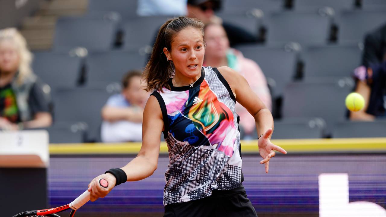 Darja Kassatkina returniert einen Ball