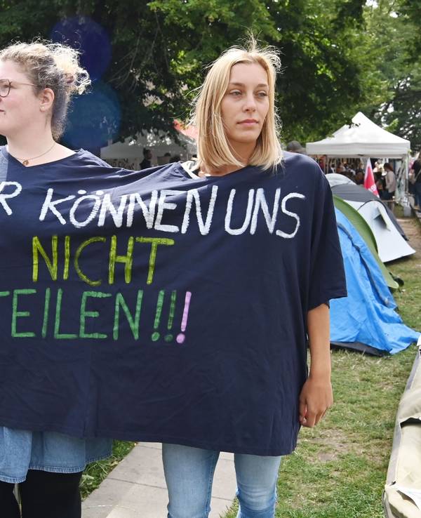 Streikende Mitarbeiterinnen der Uniklinik Köln.