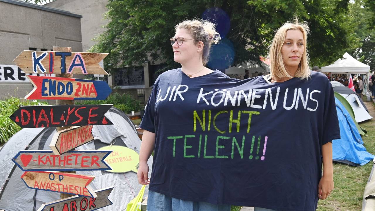 Streikende Mitarbeiterinnen der Uniklinik Köln.