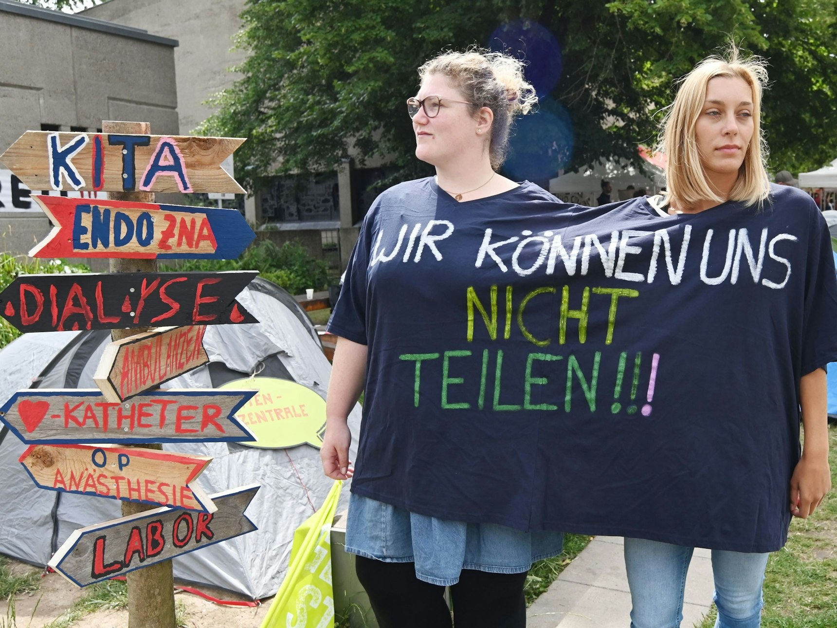 Streikende Mitarbeiterinnen der Uniklinik Köln.