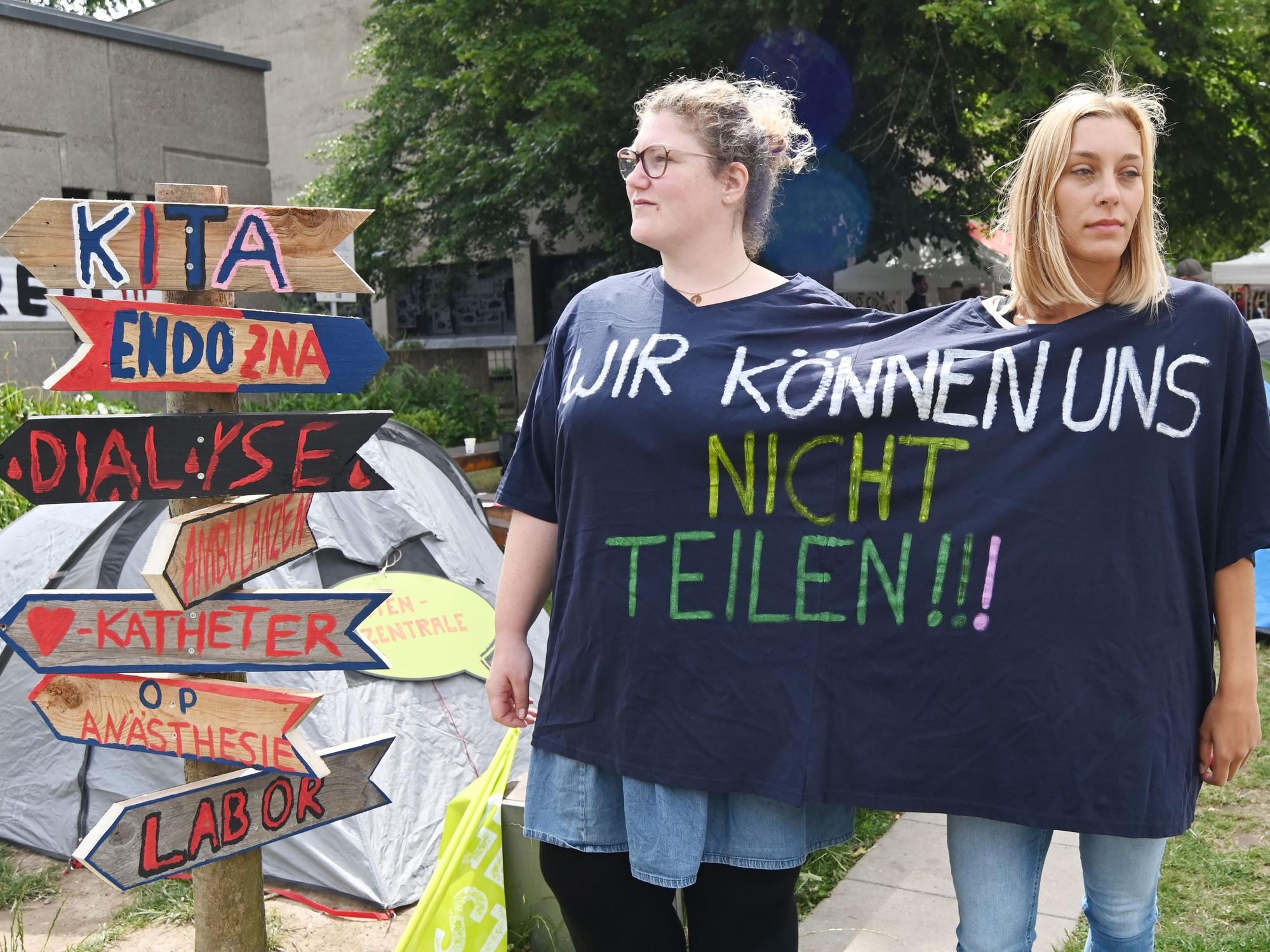 Streikende Mitarbeiterinnen der Uniklinik Köln.