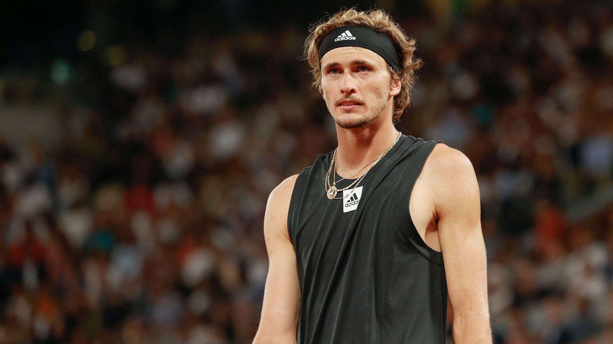 Alexander Zverev schaut in Richtung Tribüne.