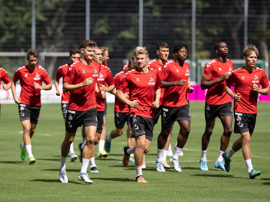 Da war der Kader noch größer: Die Spieler des 1. FC Köln beim Training am 15. Juli 2022