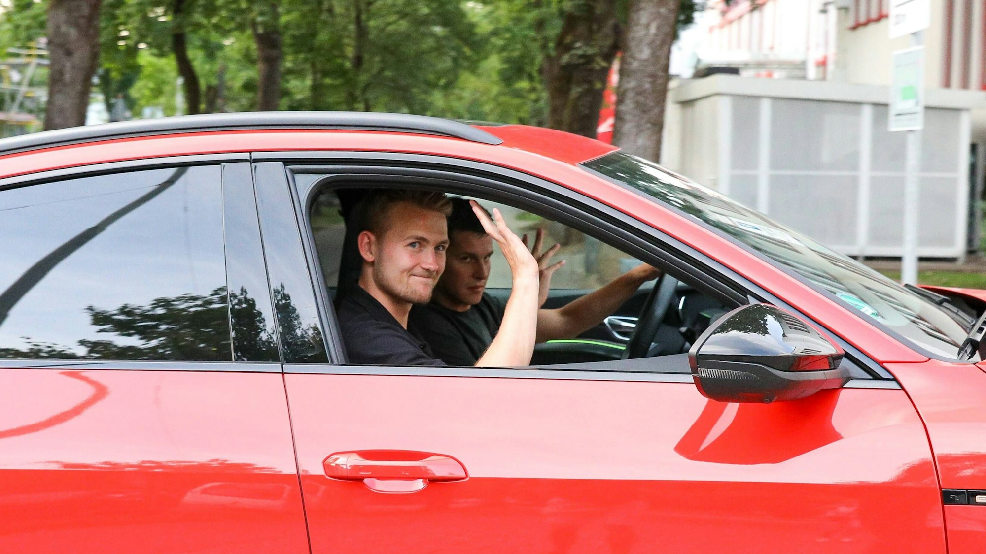 Matthijs de Ligt sitzt im Auto und winkt durch das Fenster