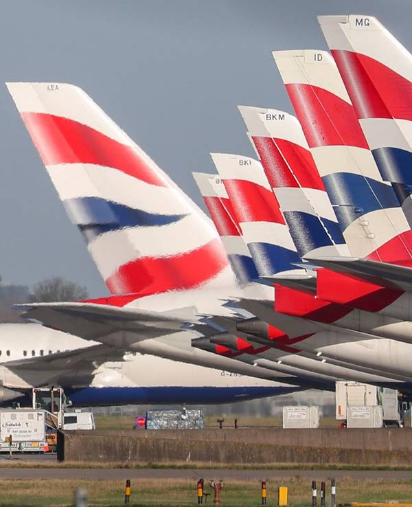 Flugzeuge von British Airways stehen auf dem Flughafen London Heathrow.