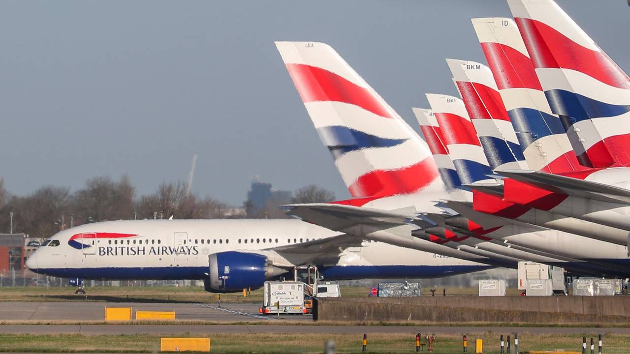 Flugzeuge von British Airways stehen auf dem Flughafen London Heathrow.