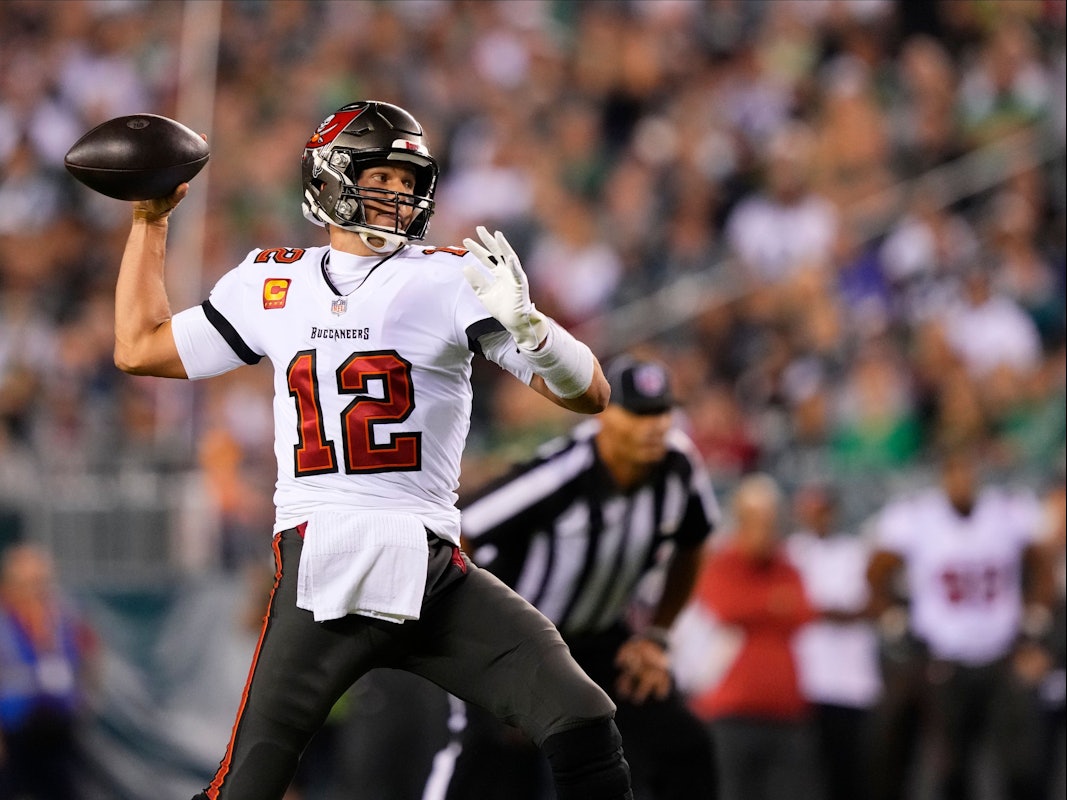 Tom Brady wirft den Football