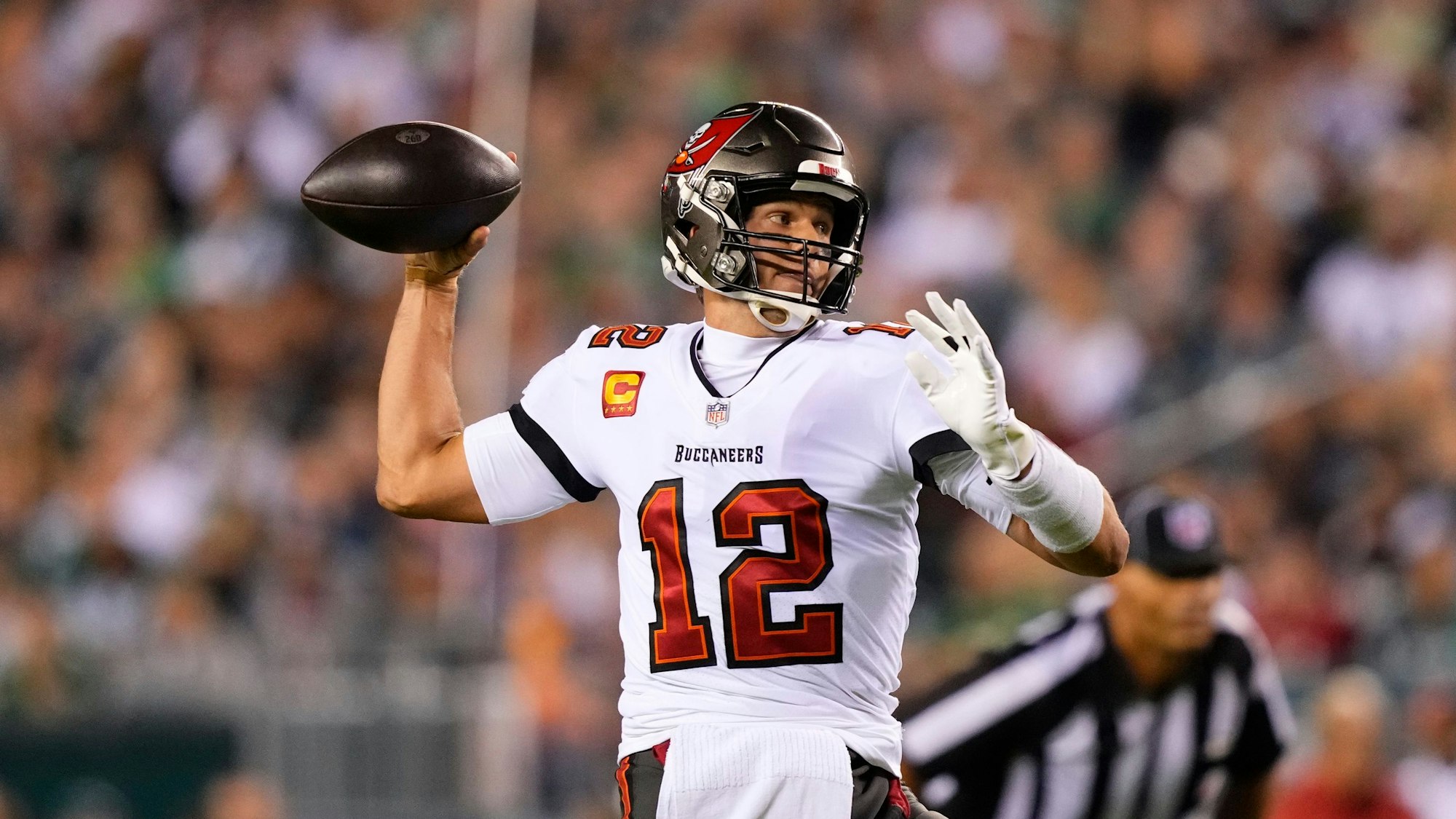 Tom Brady wirft den Football