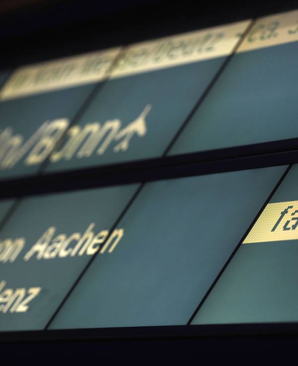 Auf einer Anteigetafel auf dem Hauptbahnhof steht "fällt aus".