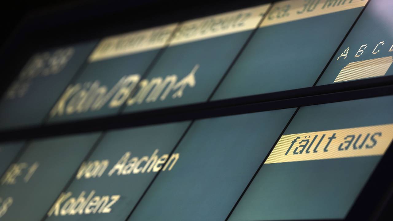 Auf einer Anteigetafel auf dem Hauptbahnhof steht "fällt aus".