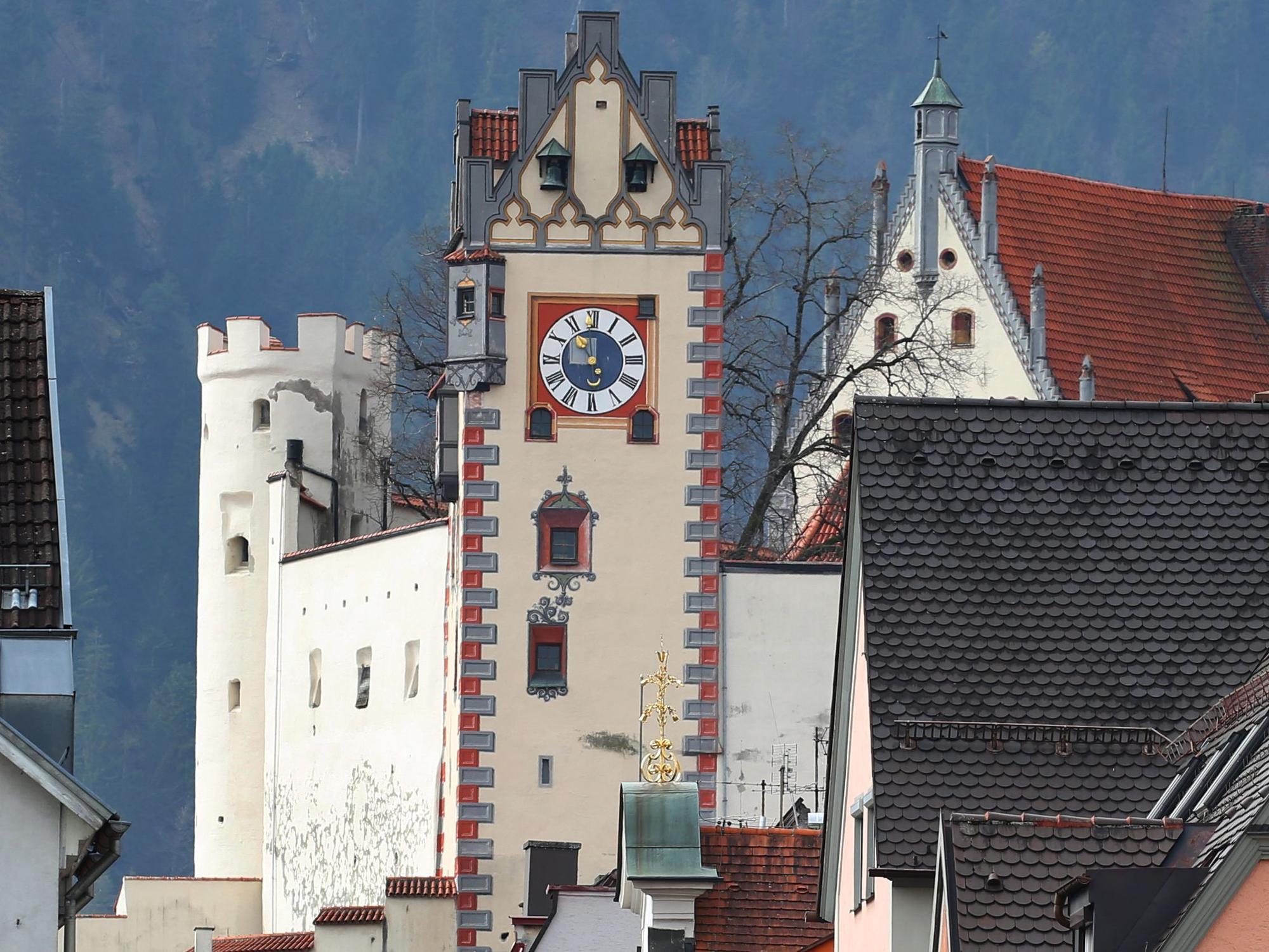 Blick in die Fußgängerzone und auf das Schloss von Füssen.