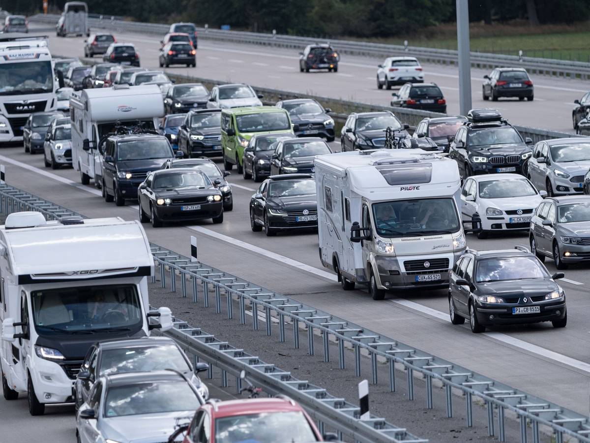 Fahrzeuge stehen auf einer Autobahn in Niedersachsen im Stau.