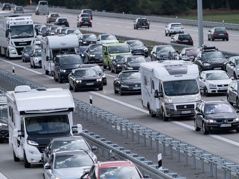 Fahrzeuge stehen auf einer Autobahn in Niedersachsen im Stau.