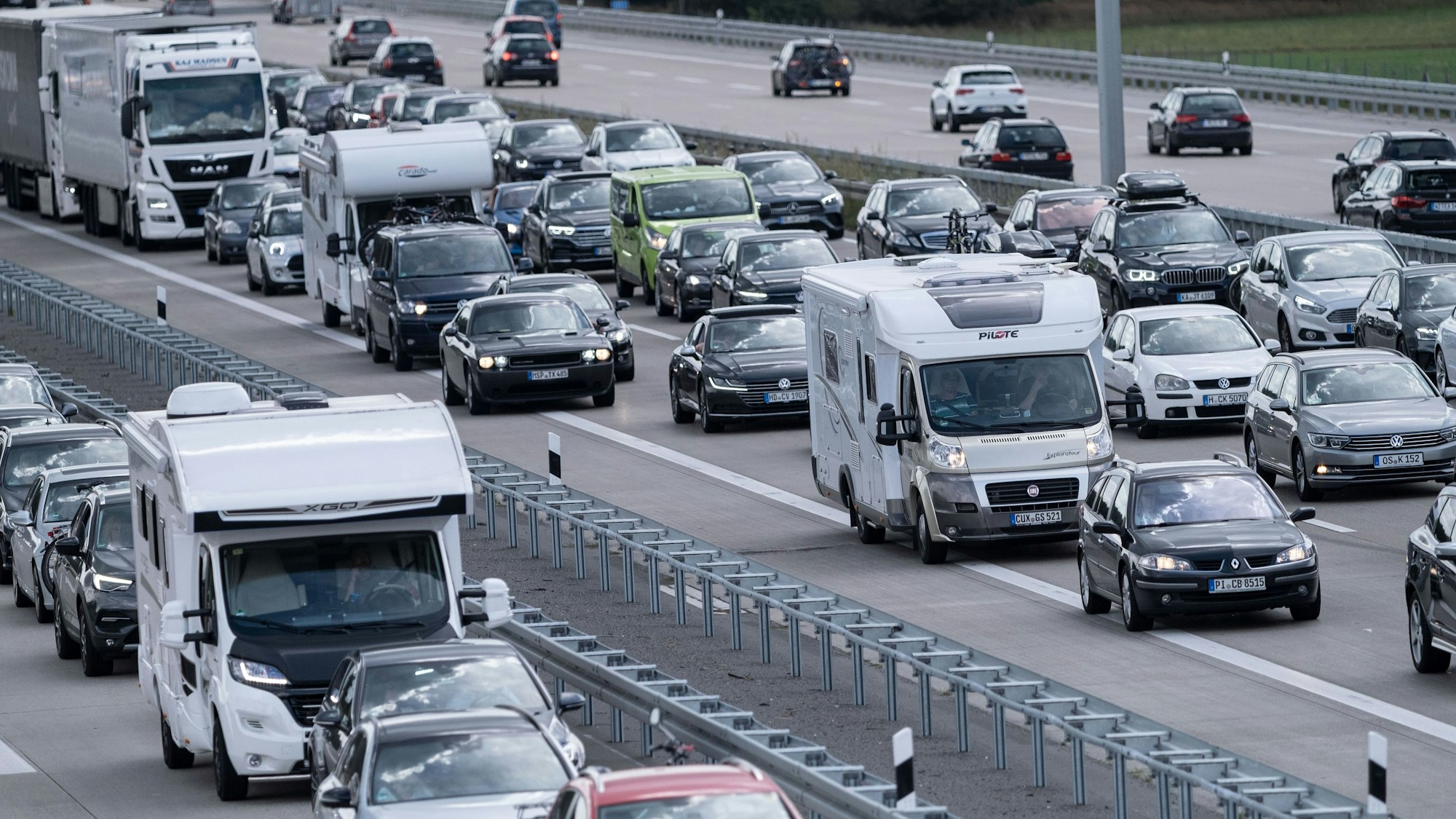Fahrzeuge stehen auf einer Autobahn in Niedersachsen im Stau.